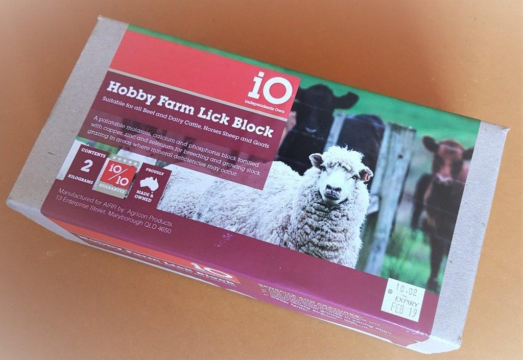 Lick Block IO Hobby Farm  2kg - Suitable for all Beef and Dairy Cattle, Horses, Sheep and Goats